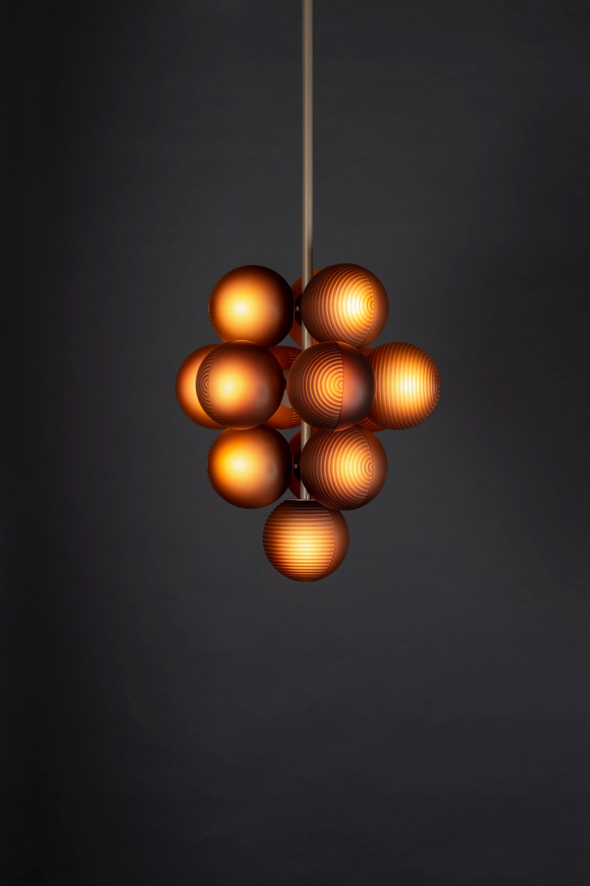 Nahaufnahme der Stellar Grape Pendelleuchte von Pulpo mit warmem, diffusem Licht.