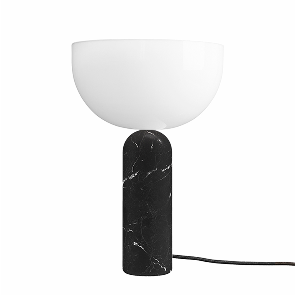 New Works Kizu Tischleuchte in Schwarz: Marmorfuß und halbrunder, weißer Lampenschirm.