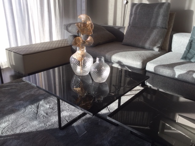 Ninety Medium Couchtisch von Ox Denmarq mit schwarzer Marmorplatte und Dekoration im Wohnzimmer.