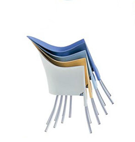 Gestapelte Lord Yo Stühle von Driade in verschiedenen Farben, moderne Design Stühle für Wohnen und Büro.