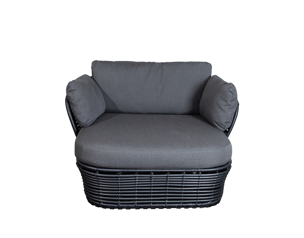 Basket Loungesessel für den Außenbereich, Cane-Line Graphit Gestell mit grauen Kissen, bequeme Gartenmöbel.