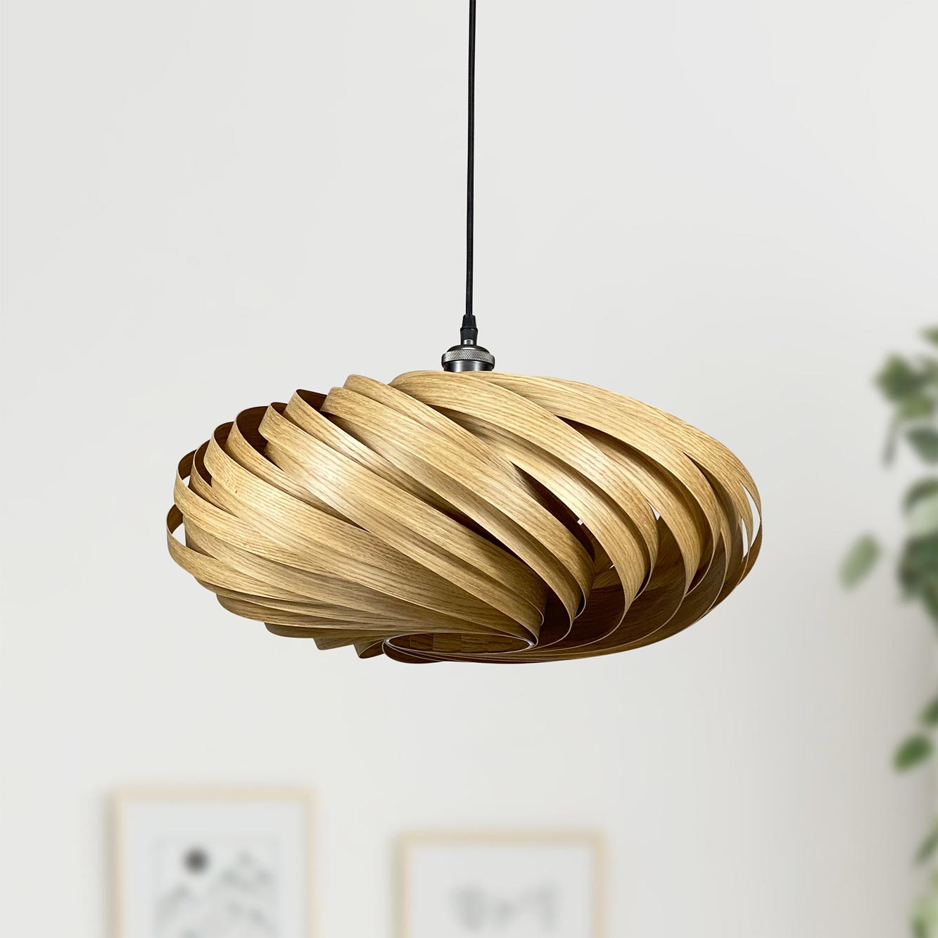 Veneria Hängeleuchte aus Eiche von Gofurnit, moderne Holzlampe mit spiralförmigem Design für Wohnzimmer und Esszimmer.