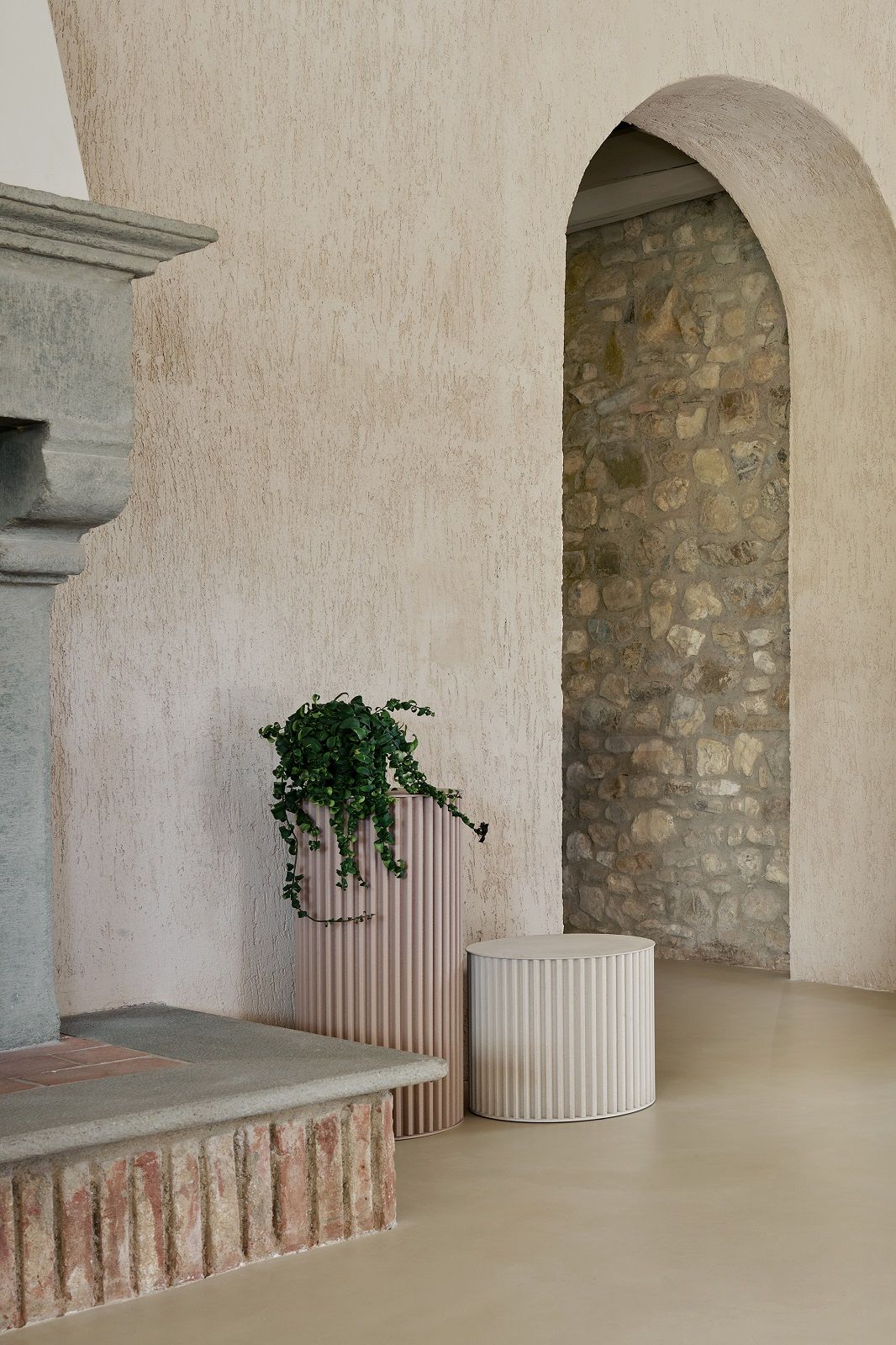 Herclino Beistelltisch in Taubengrau, Indoor/Outdoor geeignet. Moderner, gerippter Tisch mit Pflanze, ideal als Couchtisch oder Nachttisch.