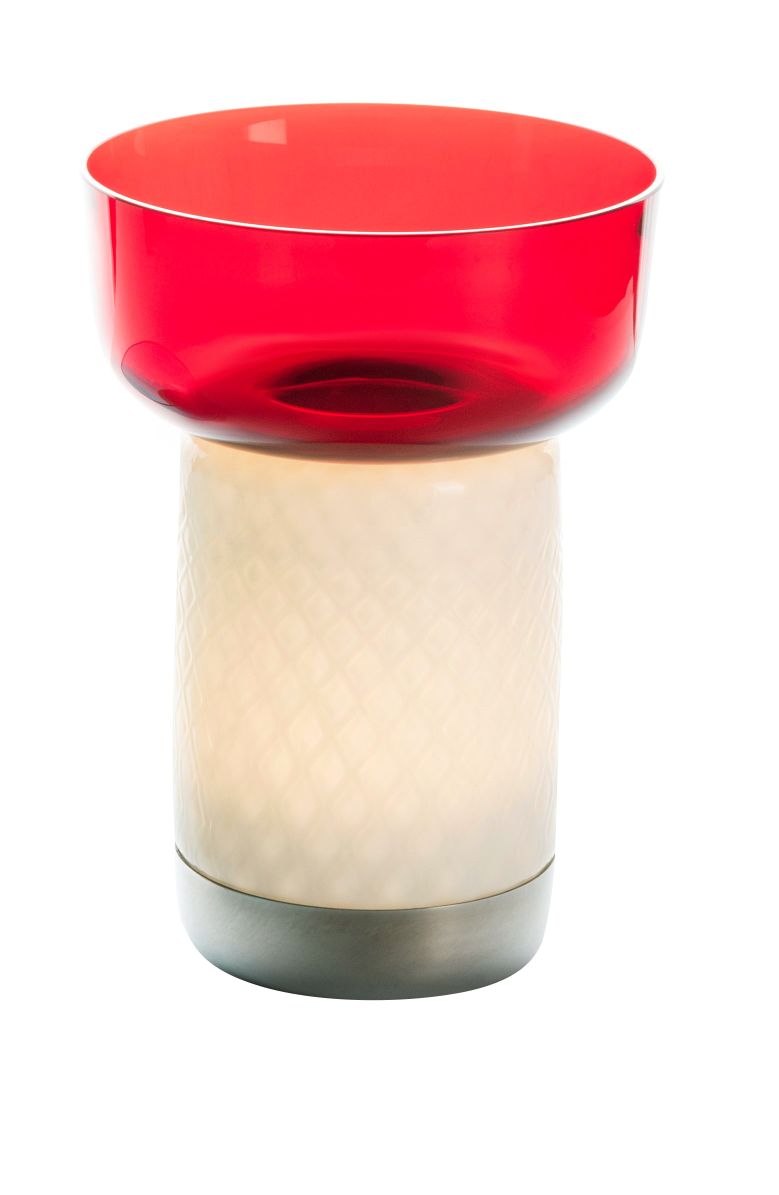 Bontà Akkuleuchte von Artemide mit roter Schale und warmweißem Licht. Tischleuchte für Innenräume.