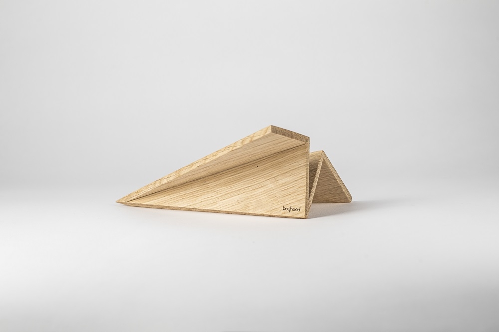 Maverick Paperplane Holzfigur: Abstraktes Papierflugzeug aus Eiche, handgefertigtes Deko-Objekt für Kinderzimmer.