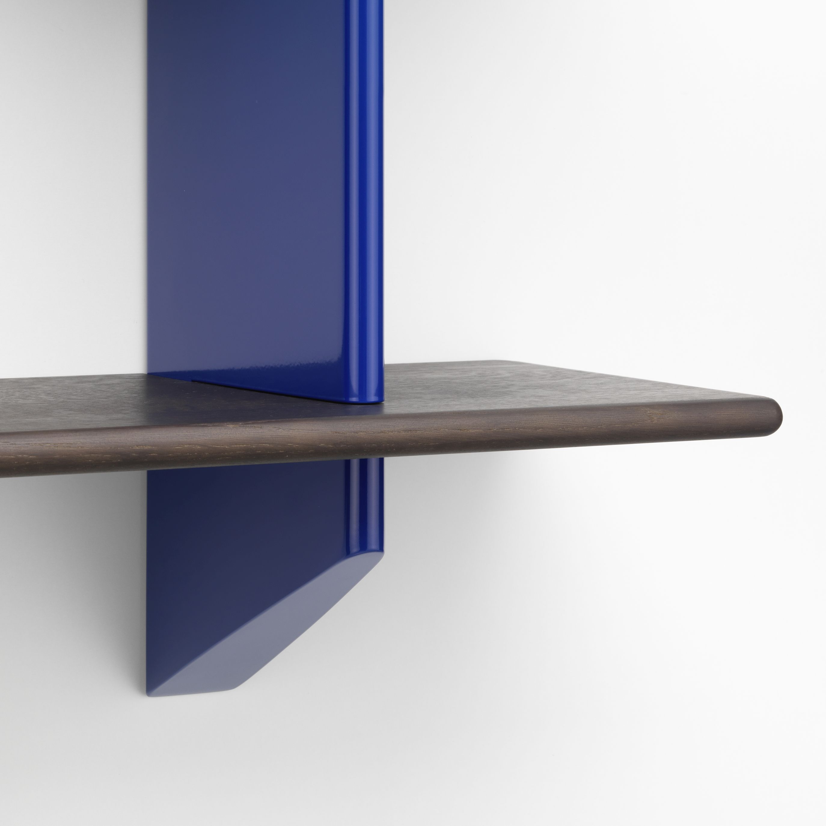Detailaufnahme des Vitra Rayonnage Mural Wandregals in Eiche dunkel und Prouve Bleu Marcoule.