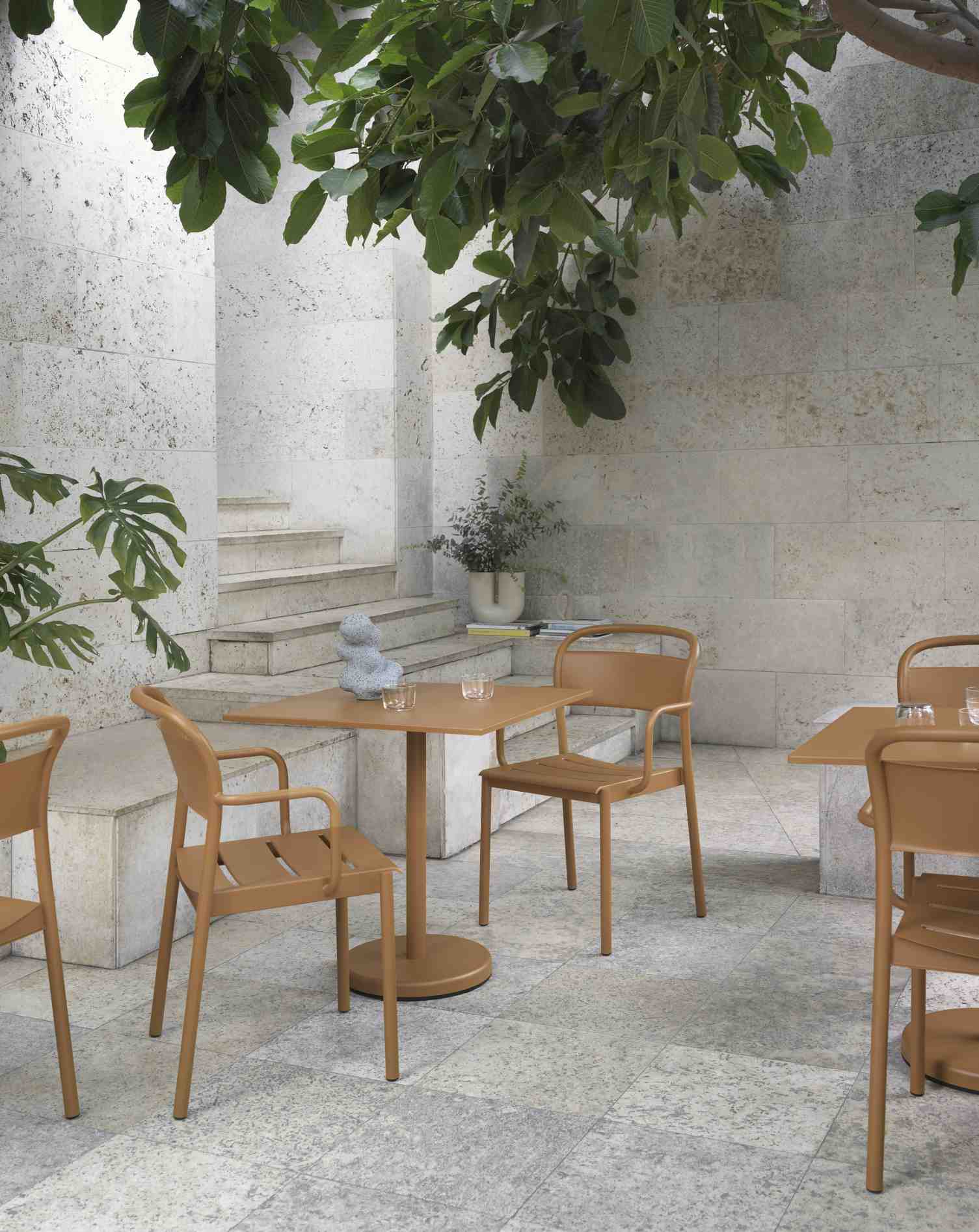 Muuto Linear Steel Armchair: Grauer Armlehnenstuhl für den Außenbereich, ideal für Garten und Terrasse.