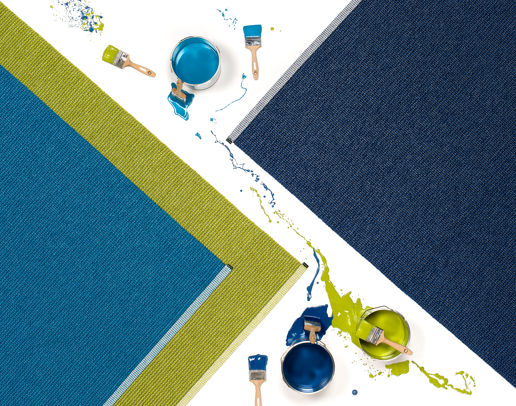 Pappelina Mono Kunststoffteppich 85x160 cm: Detailaufnahme des Teppichs mit Farbtöpfen und Pinsel.