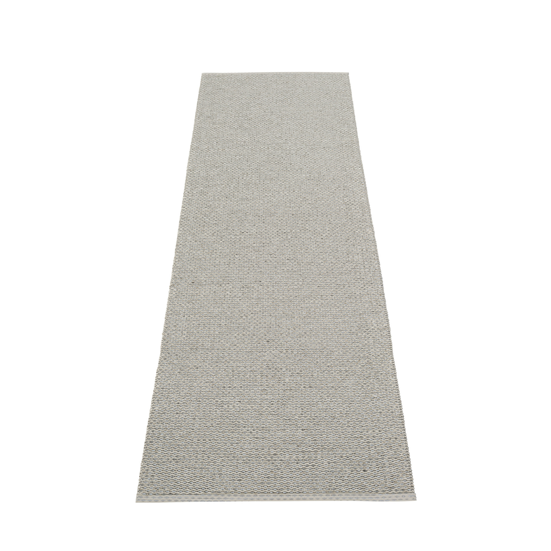 Svea Kunststoffteppich in warmem Grau, 70x240 cm, von Pappelina. Moderner Teppich für Innenräume.