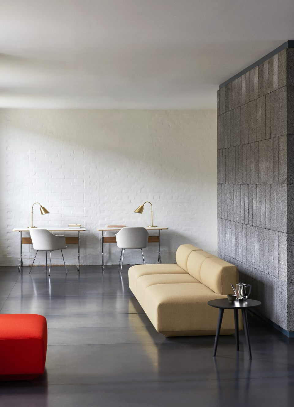 AndTradition Pavilion Schreibtisch AV16/AV17 in hellem Raum mit Sofa und minimalistischem Design. Moderner Sekretär für Büro und Homeoffice.