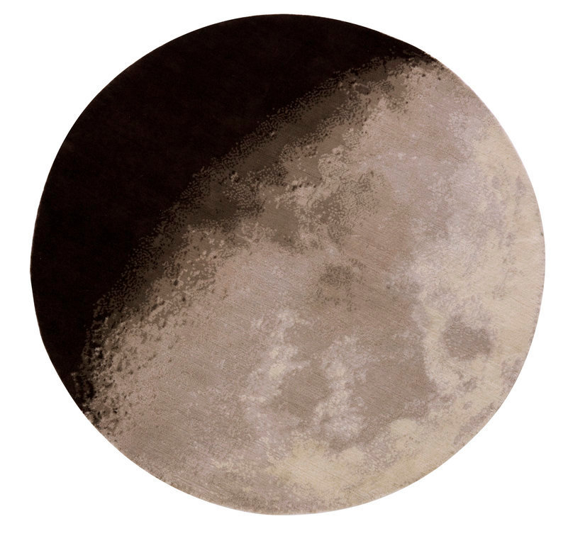 Runder Luna Teppich von Nanimarquina mit Mondphasen-Design in Braun- und Beigetönen.