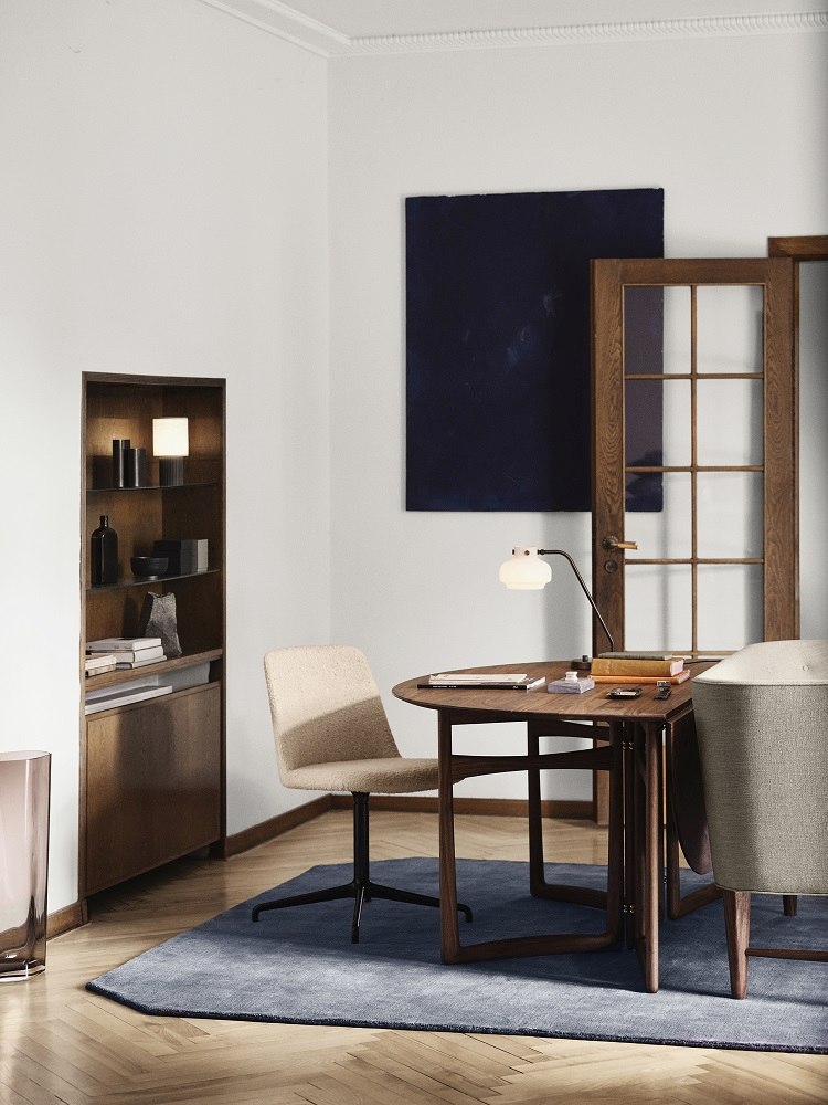 Manhattan SC52 Akkuleuchte auf einem Tisch, eine tragbare Tischleuchte von AndTradition.