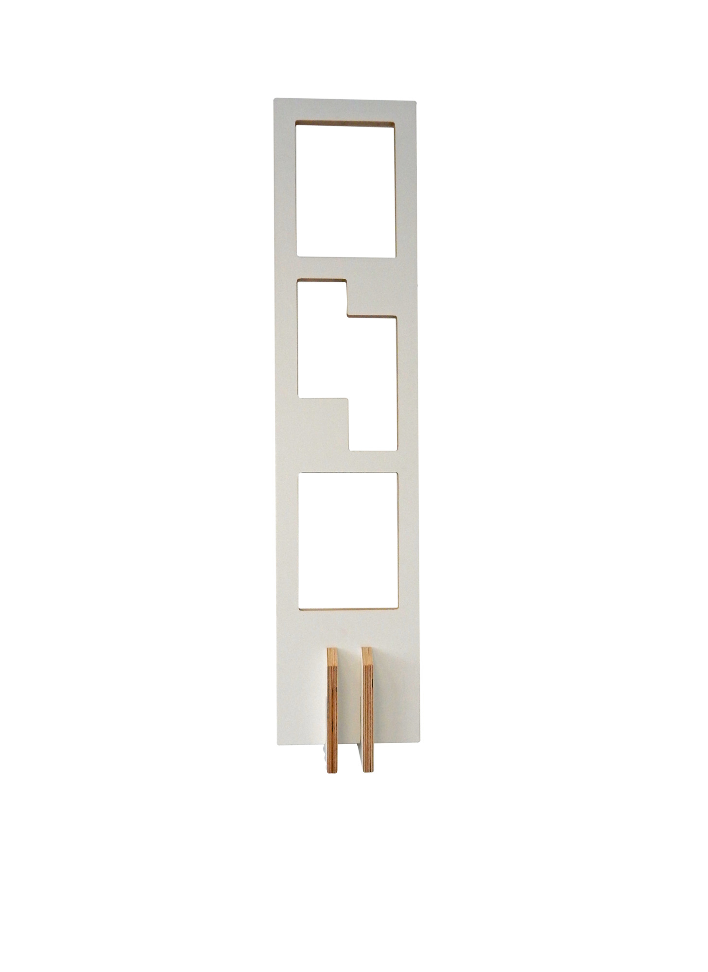 Tojo Lesestoff Bücherregal: Weißes, modernes Bücherregal mit drei Fächern und Holzfüßen.