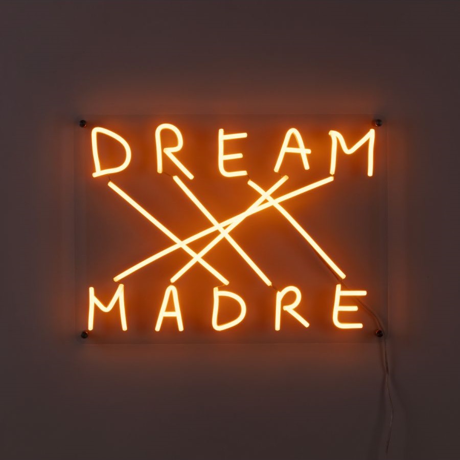 Dream Madre LED Wandleuchte von Seletti: Neon-Leuchtreklame mit Schriftzug "Dream Madre" als Wanddekoration.