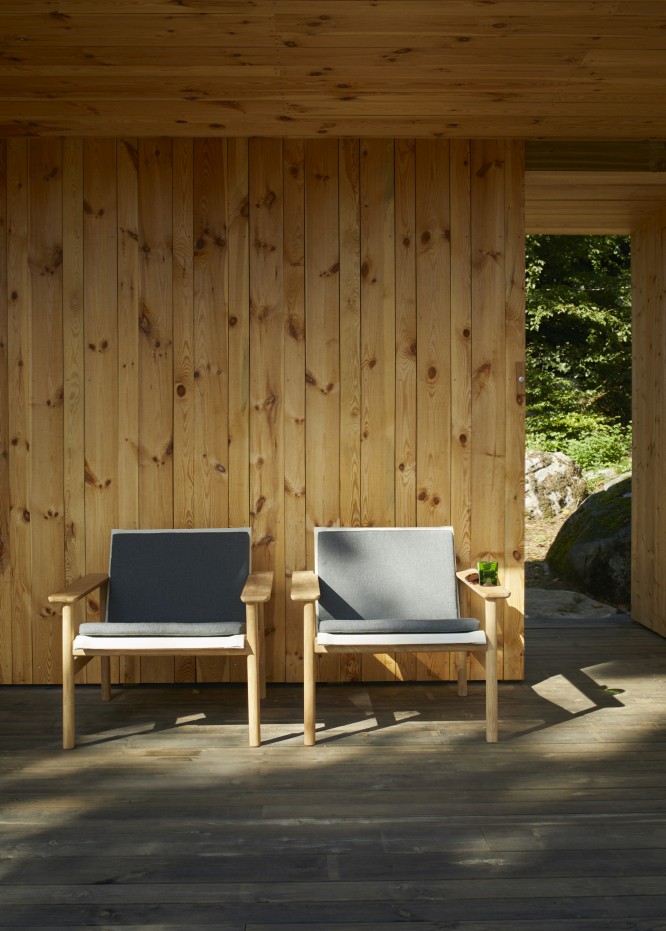 Zwei Pelagus Sessel von Skagerak by Fritz Hansen aus Teakholz mit grauen Polstern.