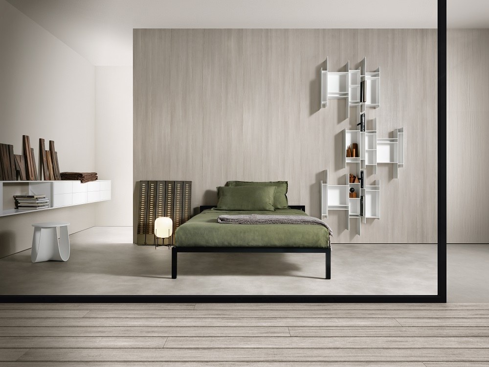 Weißes Aluminium Bett (MDF Italia) mit grüner Bettwäsche in modernem Schlafzimmer.