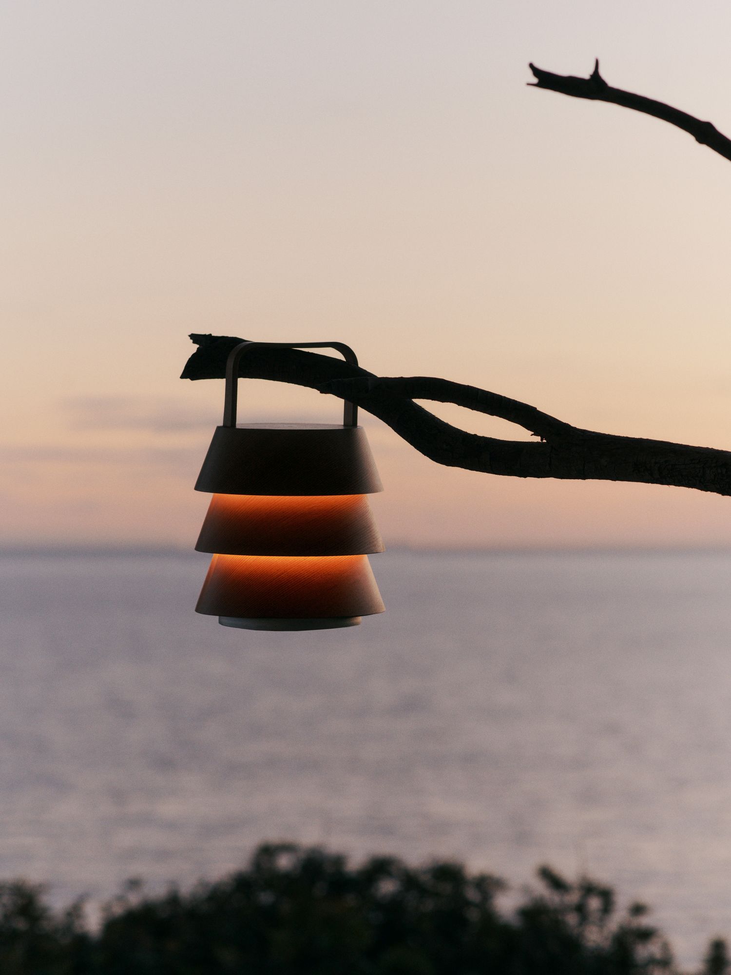 Luver Tischleuchte von Ferm Living, tragbare Lampe am Ast mit sanftem Licht.