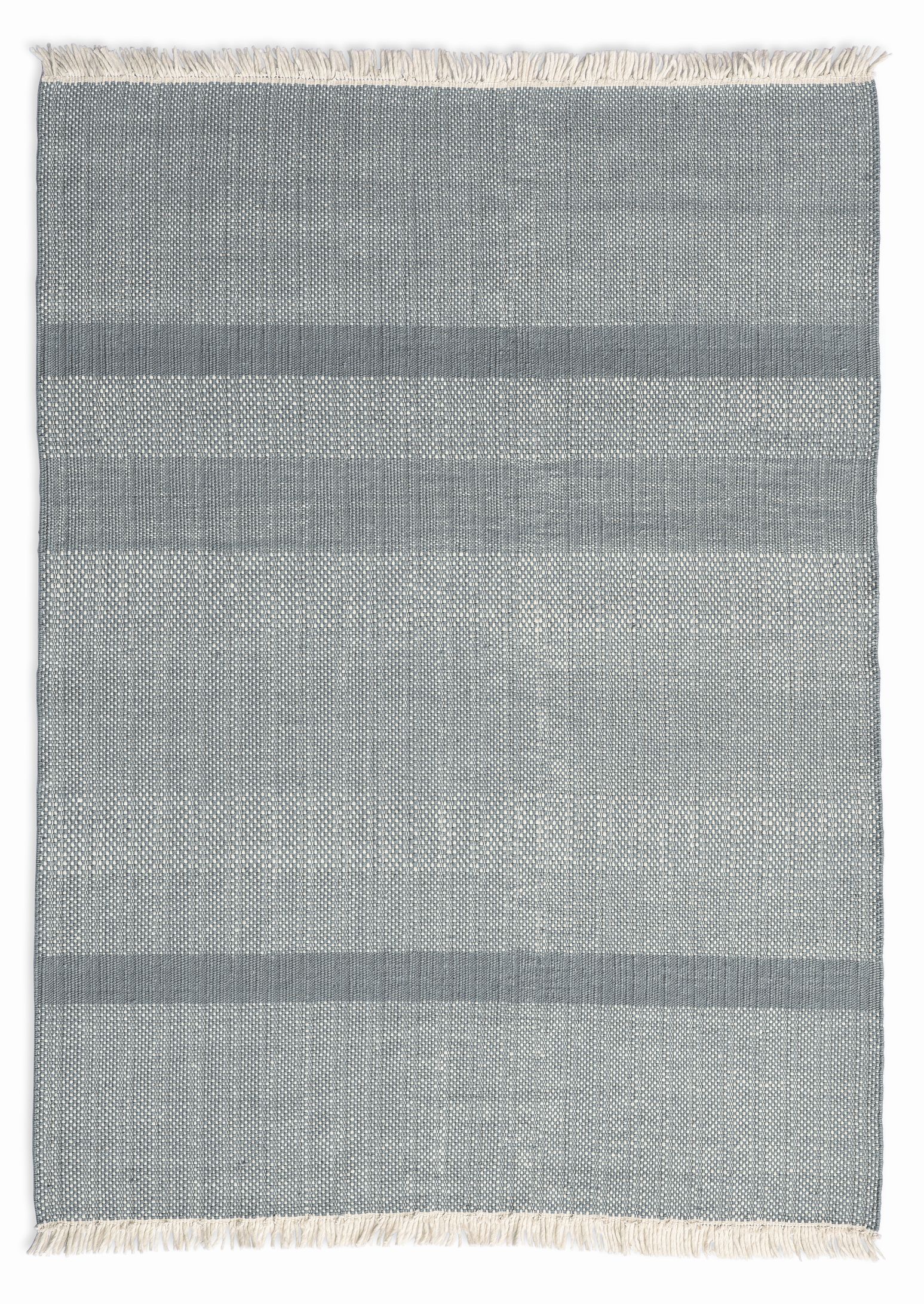 Tres Texture Teppich Salbei von Nanimarquina, ein rechteckiger Teppich mit Fransen und horizontalen Streifen.