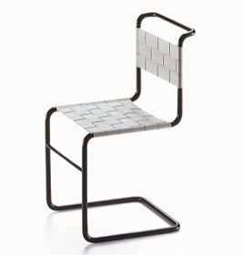 Stuhl W1 Miniatur: Schwarzes Stahlrohrgestell mit gewebter, heller Sitzfläche und Rückenlehne. Designklassiker Möbel.