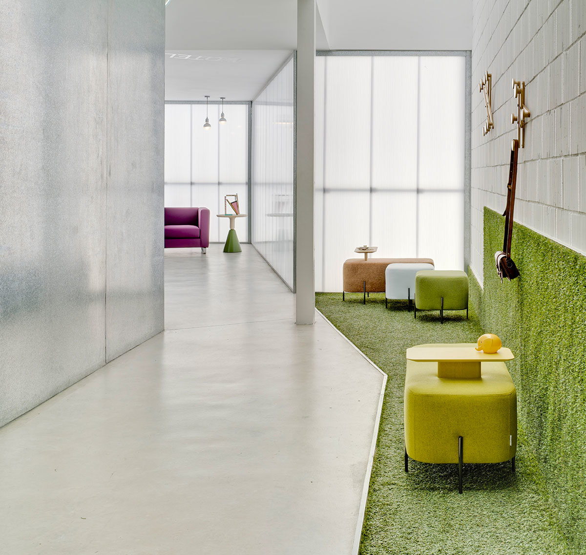 Helle Raumansicht mit Sancal Elephant Sitzbank Modell 1 in verschiedenen Farben und Größen.