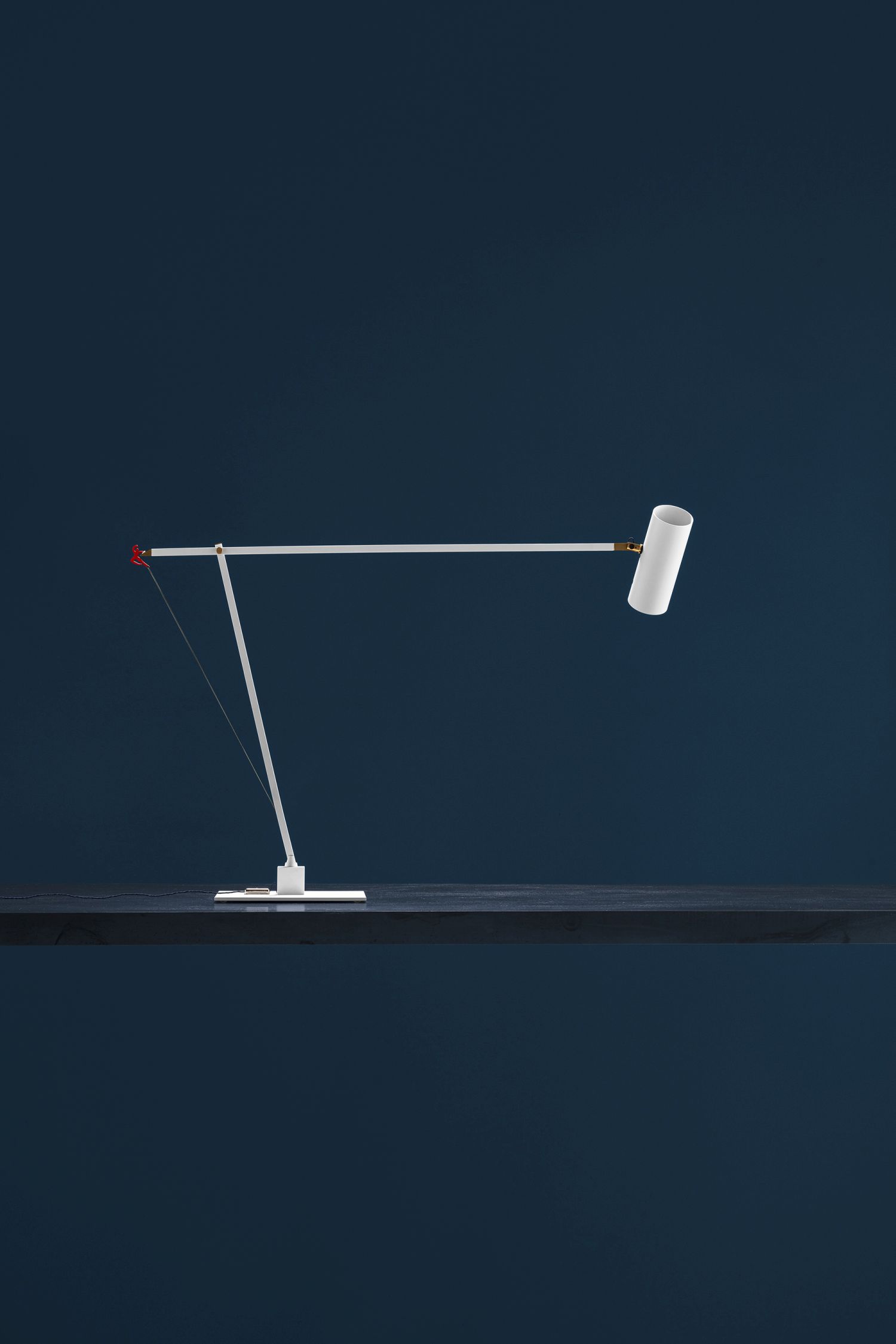 Weiße Ettorino Tischleuchte von Catellani & Smith mit minimalistischem Design und verstellbarem Arm.