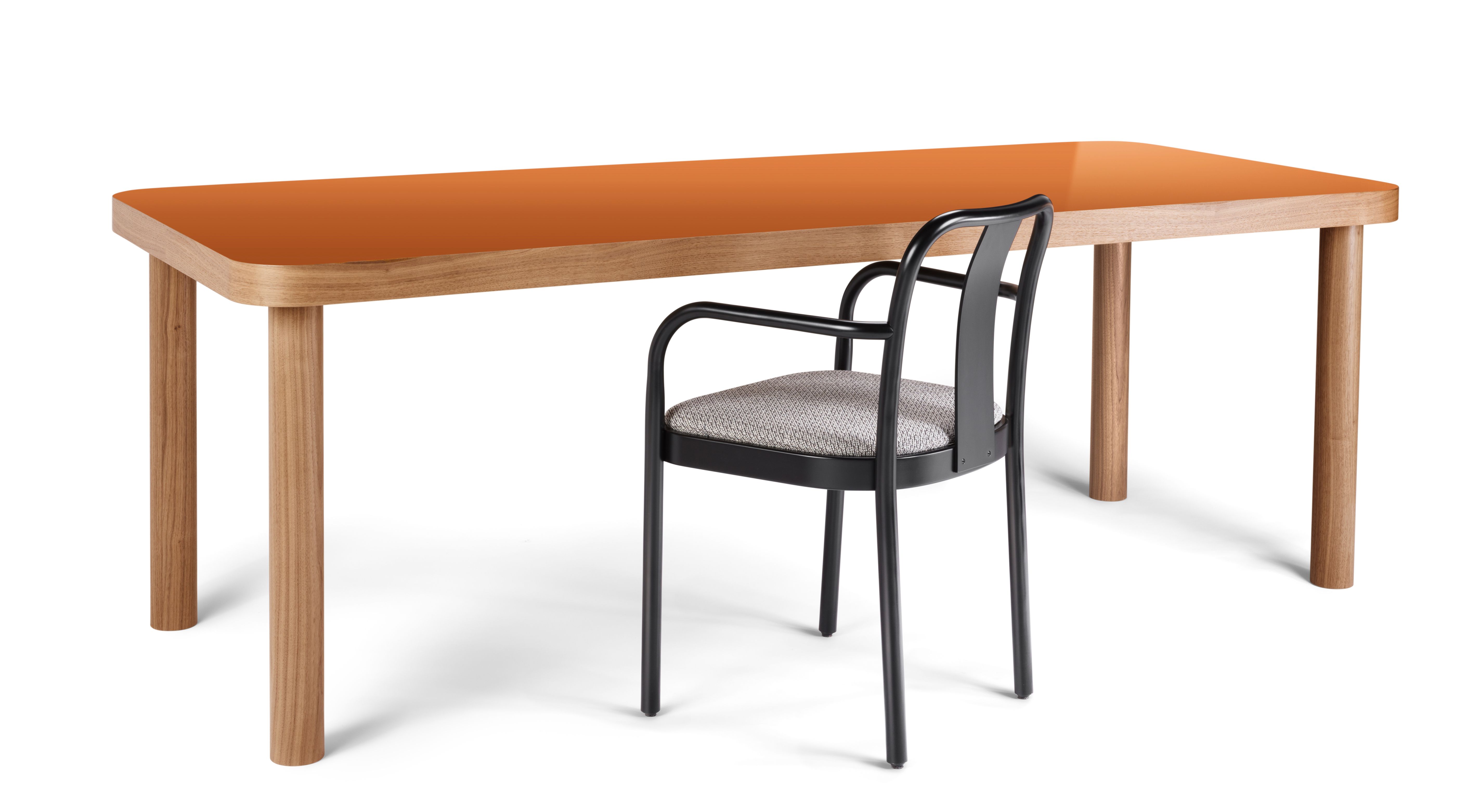 SÄULE Esstisch von Wiener GTV Design mit orangefarbener Tischplatte und Holzbeinen, dazu ein Stuhl.