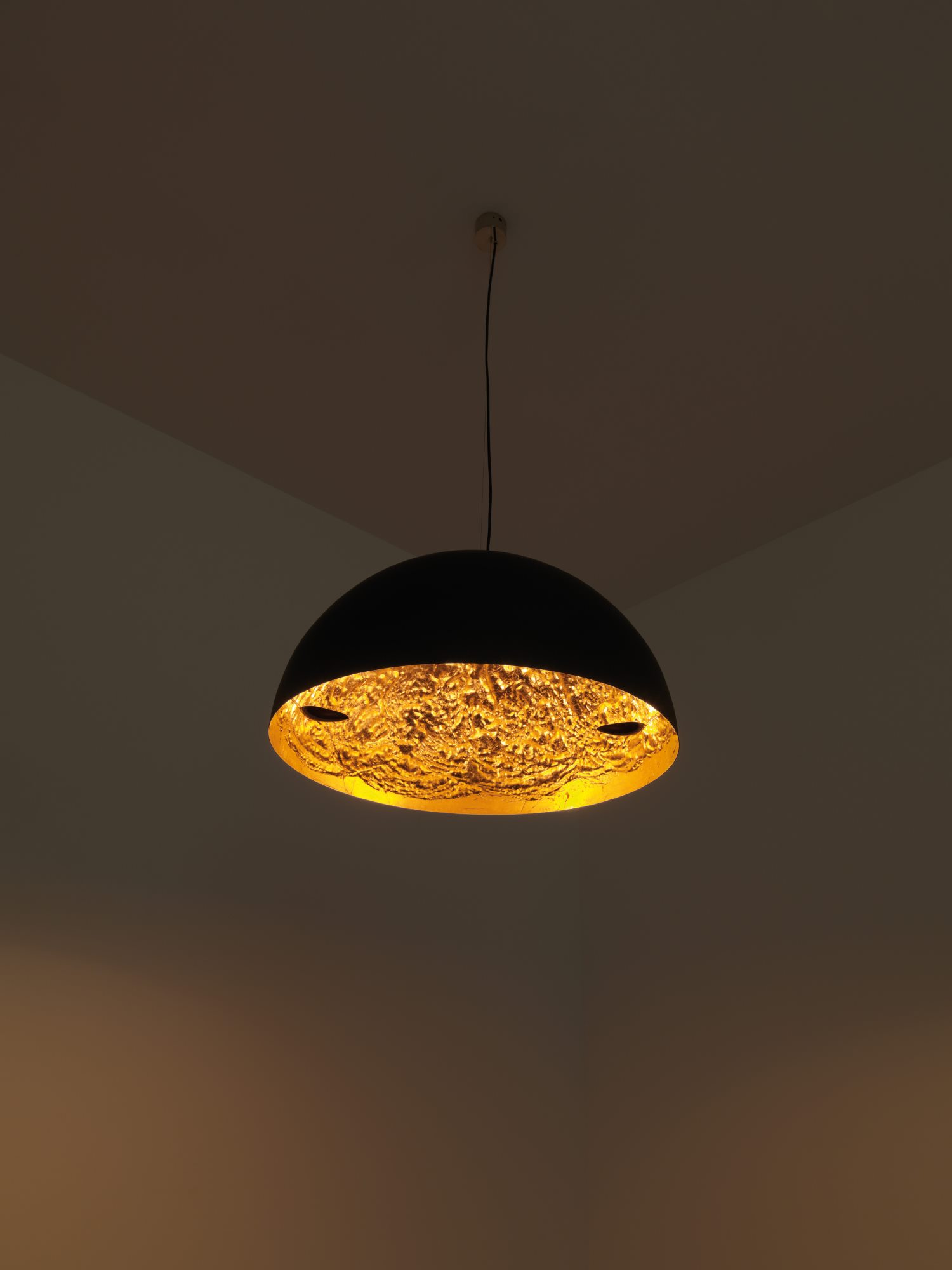 Stchu-Moon 02 Hängeleuchte von Catellani & Smith mit goldener Innenseite und schwarzer Außenseite.
