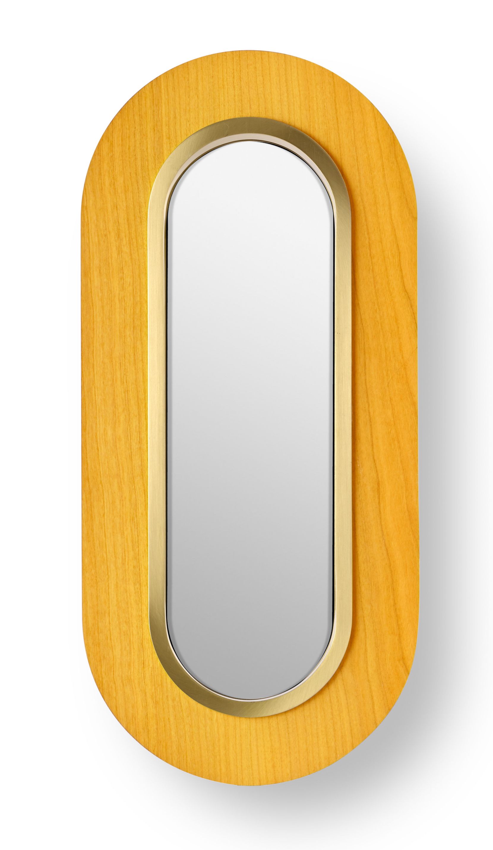 Lens LED Wandleuchte von LZF Lamps: Ovale Lampe mit gelbem Holz und goldenem Metallring.