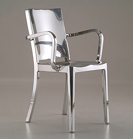 Silberner Hudson Armchair von Emeco, ein moderner Aluminiumstuhl mit Armlehnen für stilvolles Wohnen und Büro.