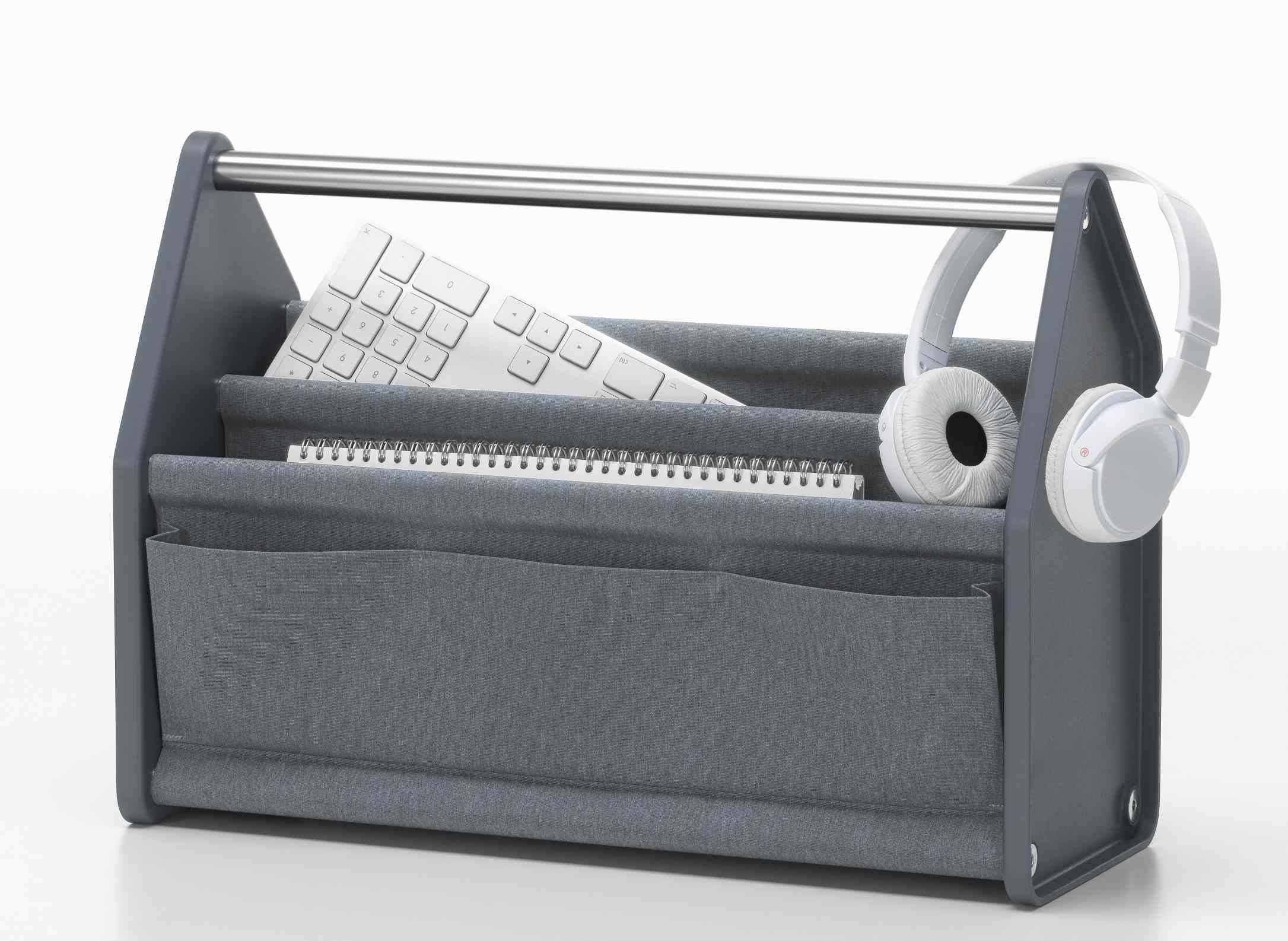 Meerblaue Locker Box von Vitra mit Büromaterialien wie Tastatur, Notizblock und Kopfhörern.