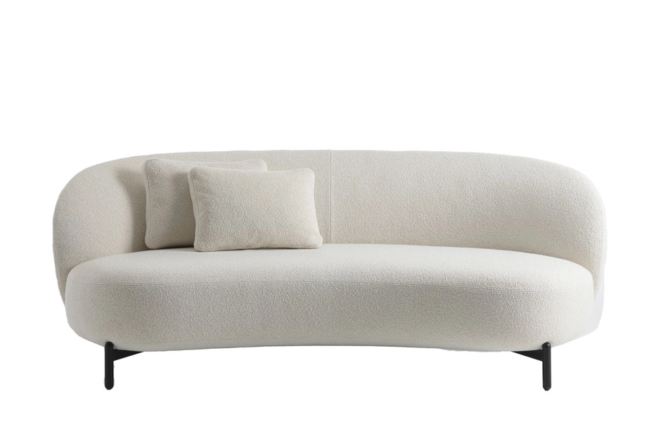 Weißes Lunam Sofa von Kartell mit zwei Kissen und schwarzen Füßen.