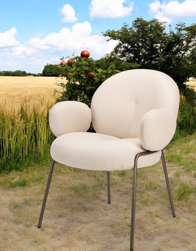 Nana Outdoor Armchair mit hohen Armlehnen von Freifrau Manufaktur, cremefarbener Stoffbezug, Metallgestell im Freien.