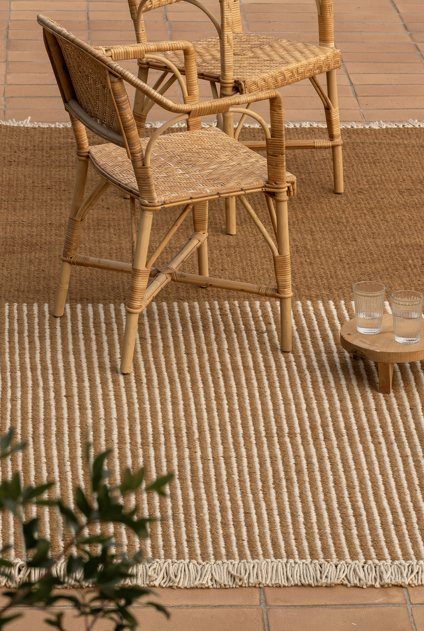 Nanimarquina Teppich: Garten Outdoor Teppich mit Streifenmuster und Fransen, geeignet für den Außenbereich.