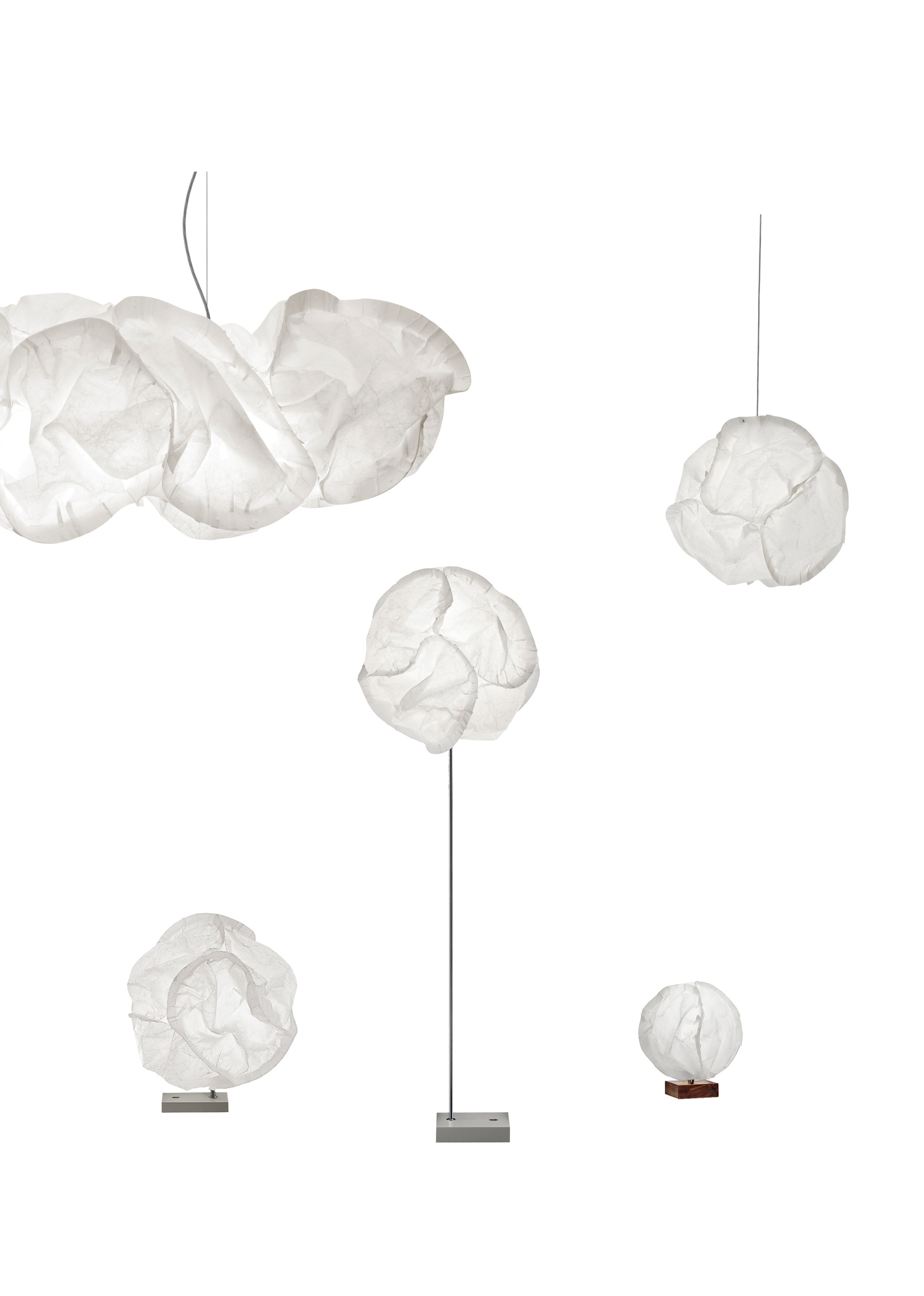 Cloud LED Leuchten von Belux: Stehleuchte, Hängeleuchte und Tischleuchte mit weißem Lampenschirm in Wolkenform.