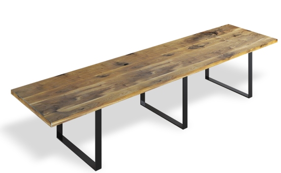 Classic Esstisch Trebord: Langer Holztisch mit rustikaler Tischplatte und schwarzen Metallbeinen für Esszimmer.