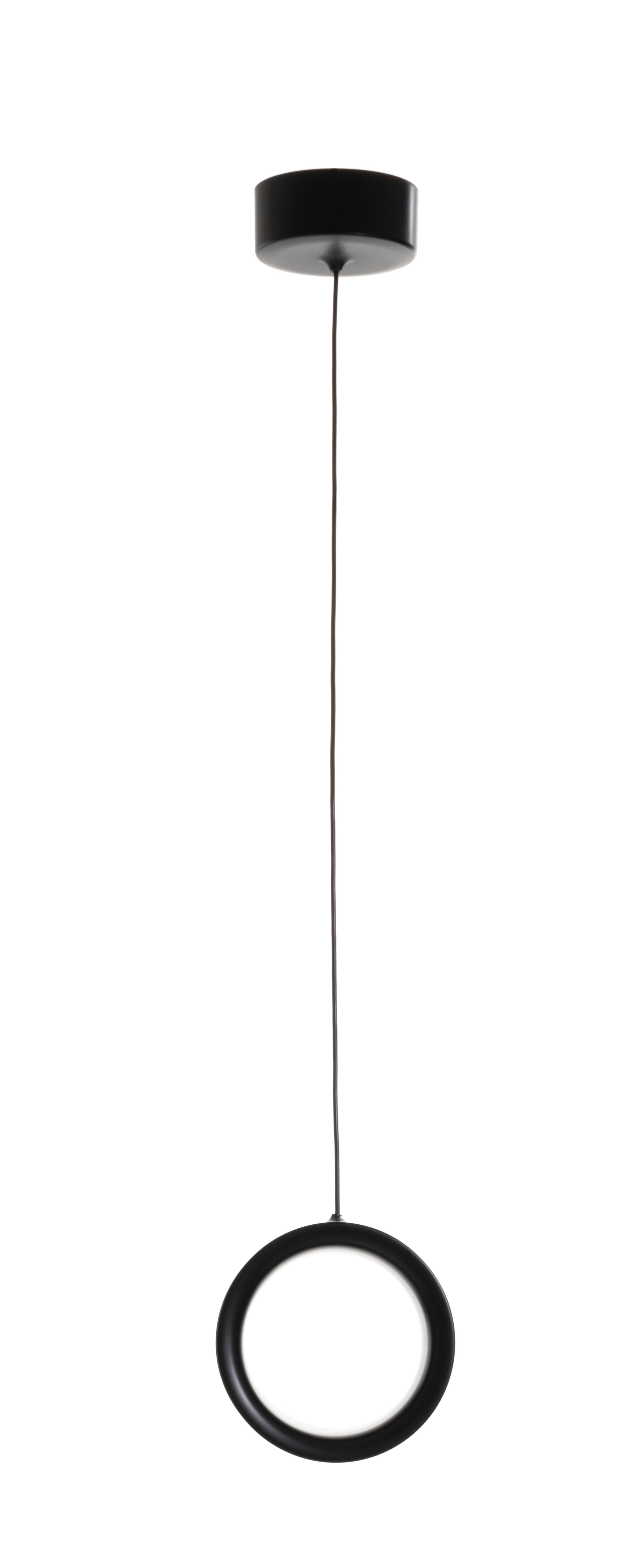 Schwarze Lost Pendelleuchte von Magis: Minimalistische Hängeleuchte mit kreisförmigem Lampenschirm und langer Zuleitung.