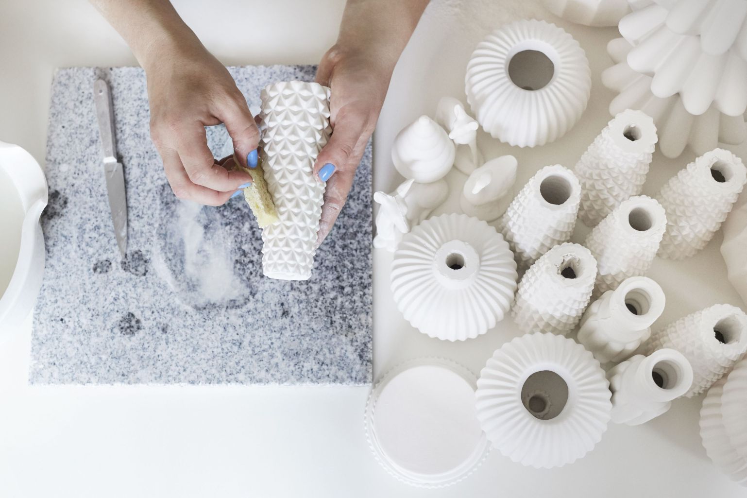 Hände reinigen Winter Stories Rehkitz Teelichthalter Dottir EINZELSTÜCK, weiße Keramik Teelichthalter und Deko-Objekte im Hintergrund.