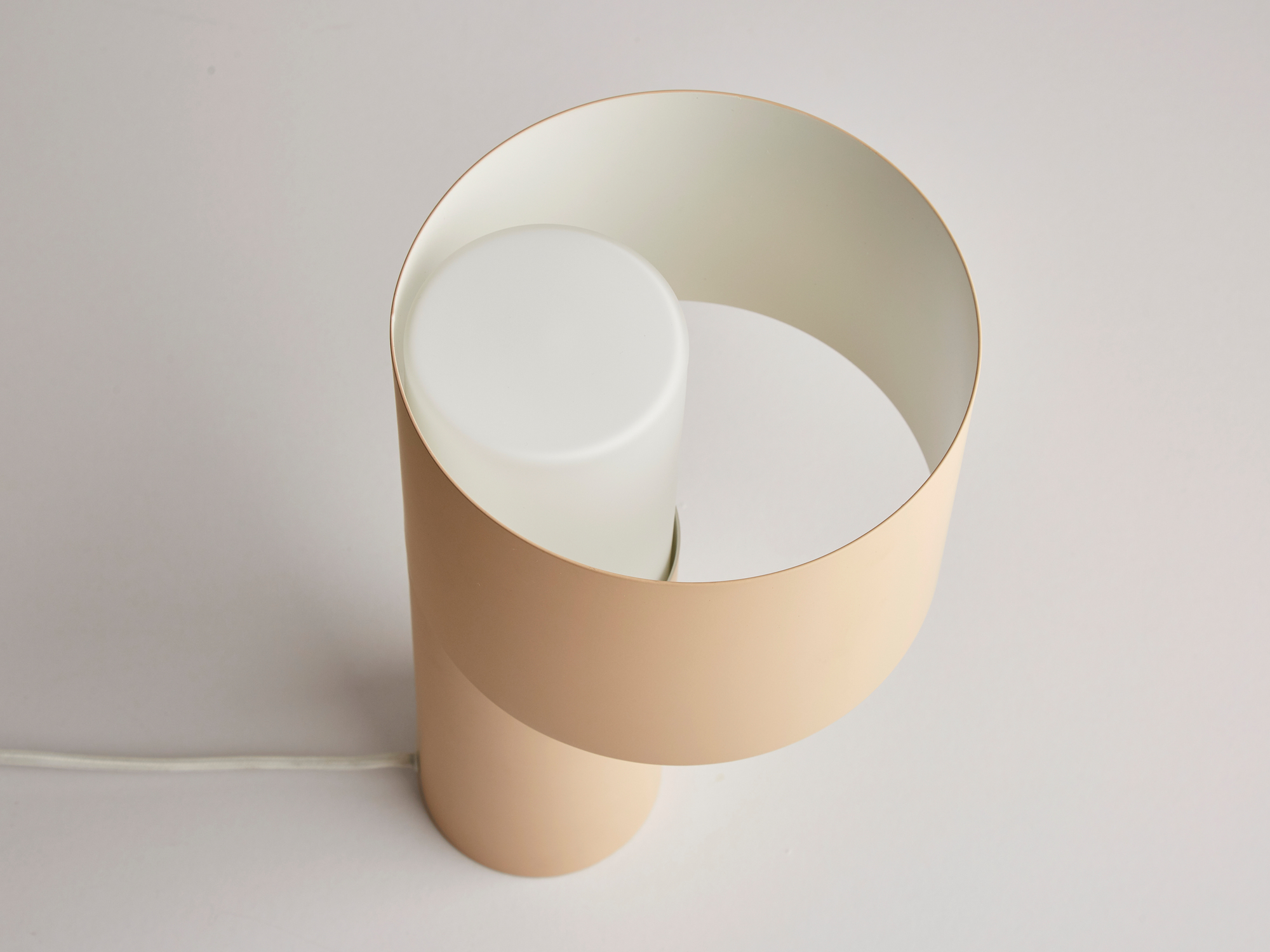 Nahaufnahme der Tangent Table Lamp Tischleuchte von Woud in Beige, modernes Design für Wohnzimmer und Schlafzimmer.