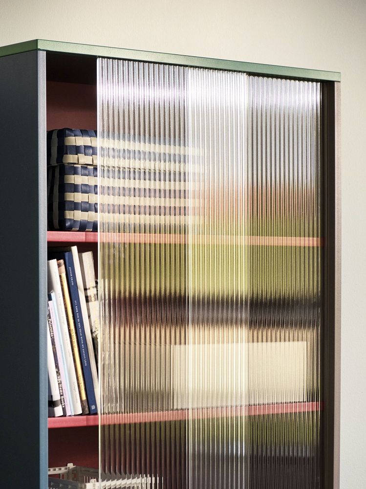 Detailaufnahme des Colour Cabinet Schranks von Hay mit geriffelten Glasschiebetüren.