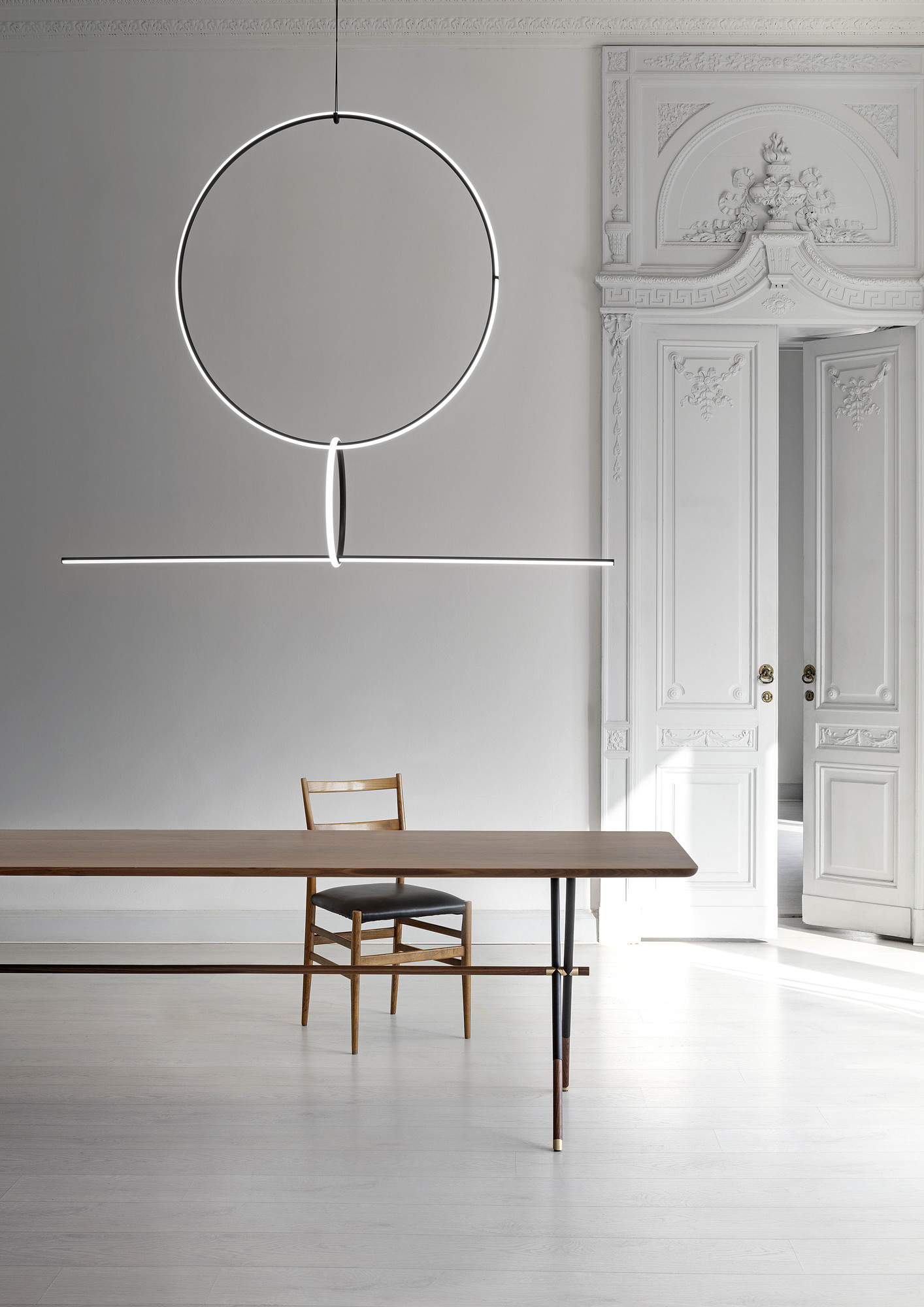 Flos Arrangement Pendelleuchte: Moderne Hängeleuchte mit kreisförmigem und linearem Design, ideal für Wohnräume.
