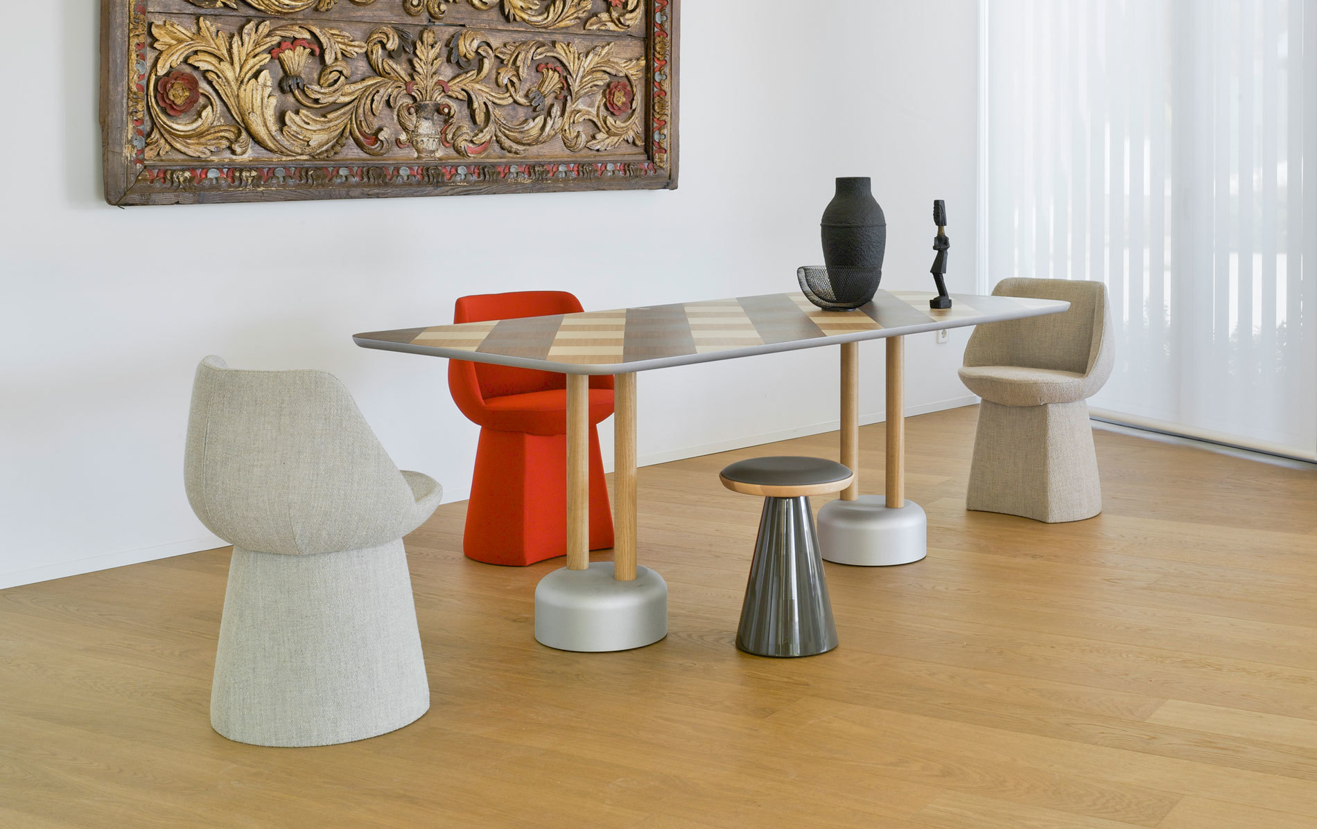 Innenaufnahme mit Pion Hocker, Stühlen und Tisch von Sancal in modernem Design.