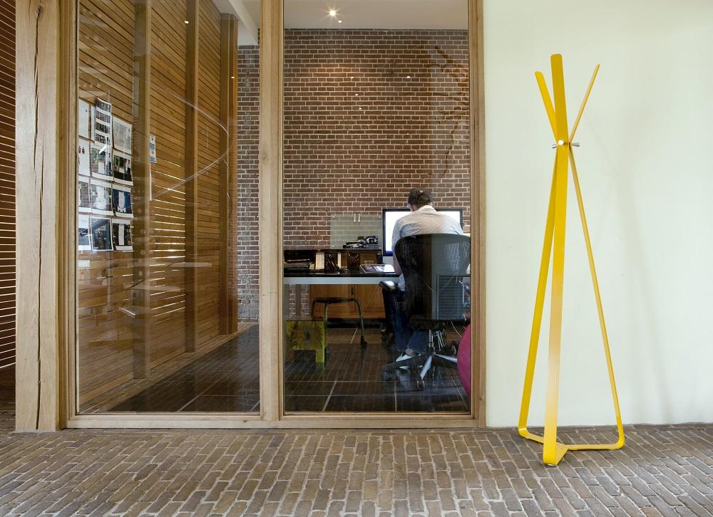 Gelbe Bend Standgarderobe von Cascando im Büro, moderne Garderobenständer für Jacken und Mäntel.