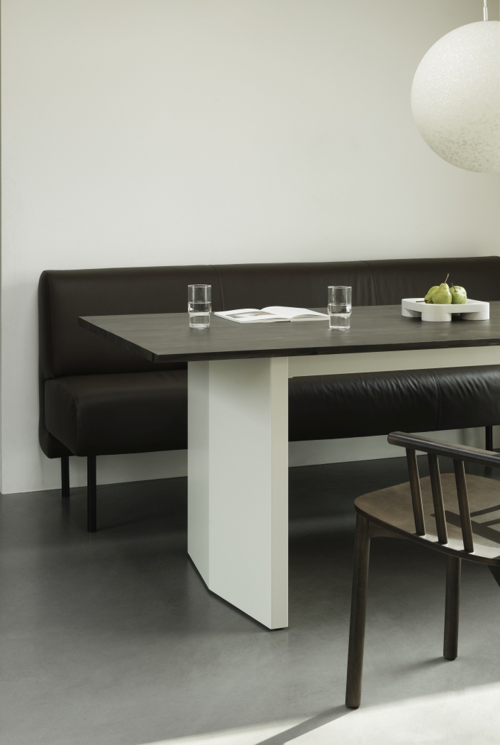 Normann Copenhagen Panel Tisch, Esstisch 200x90 cm mit dunkler Tischplatte und weißem Untergestell.