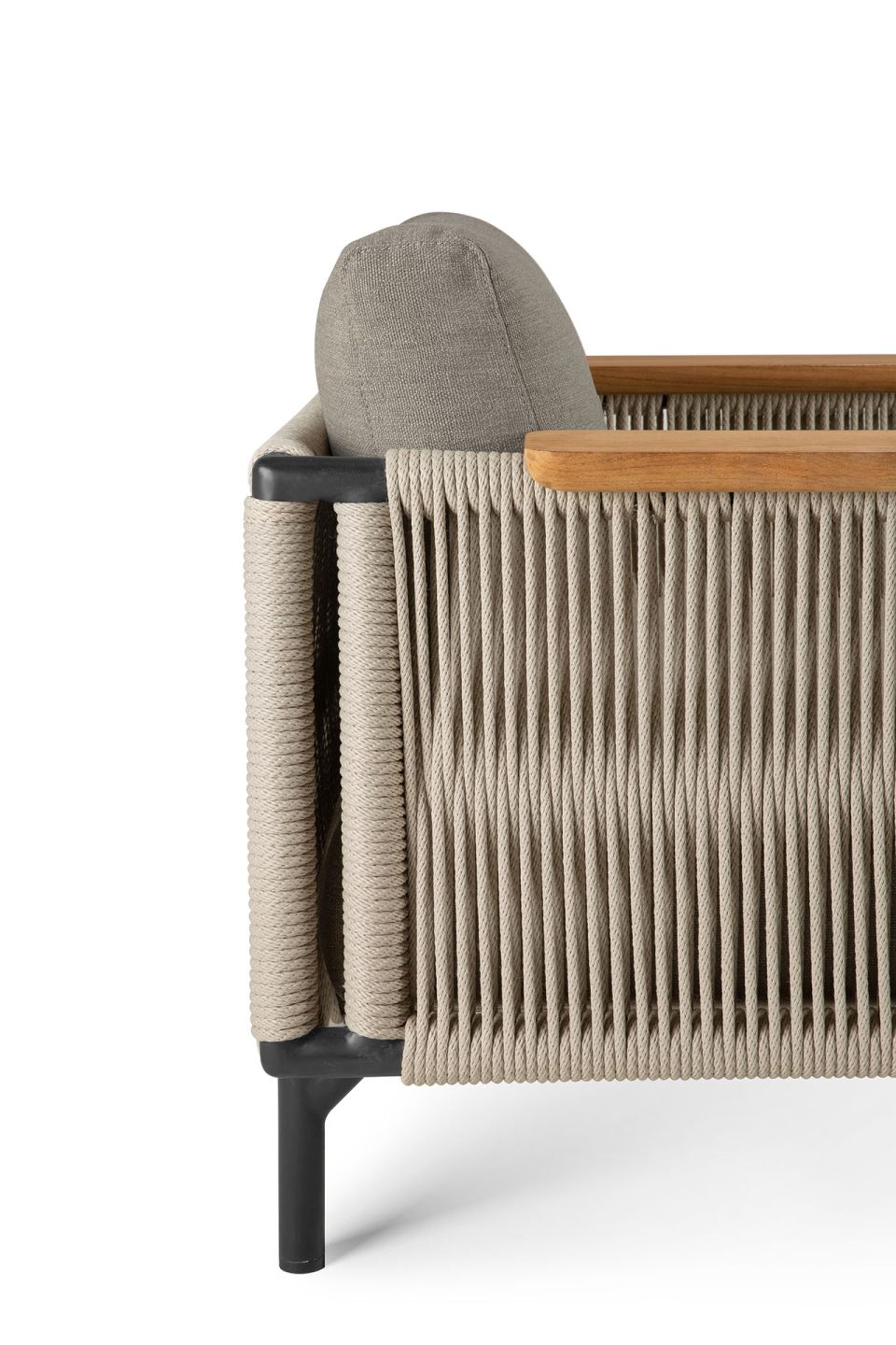 Detailansicht: Ethnicraft Corbey Outdoor Loungesessel mit Aluminiumrahmen und geflochtener Rückenlehne. Gartenmöbel für stilvolles Entspannen.