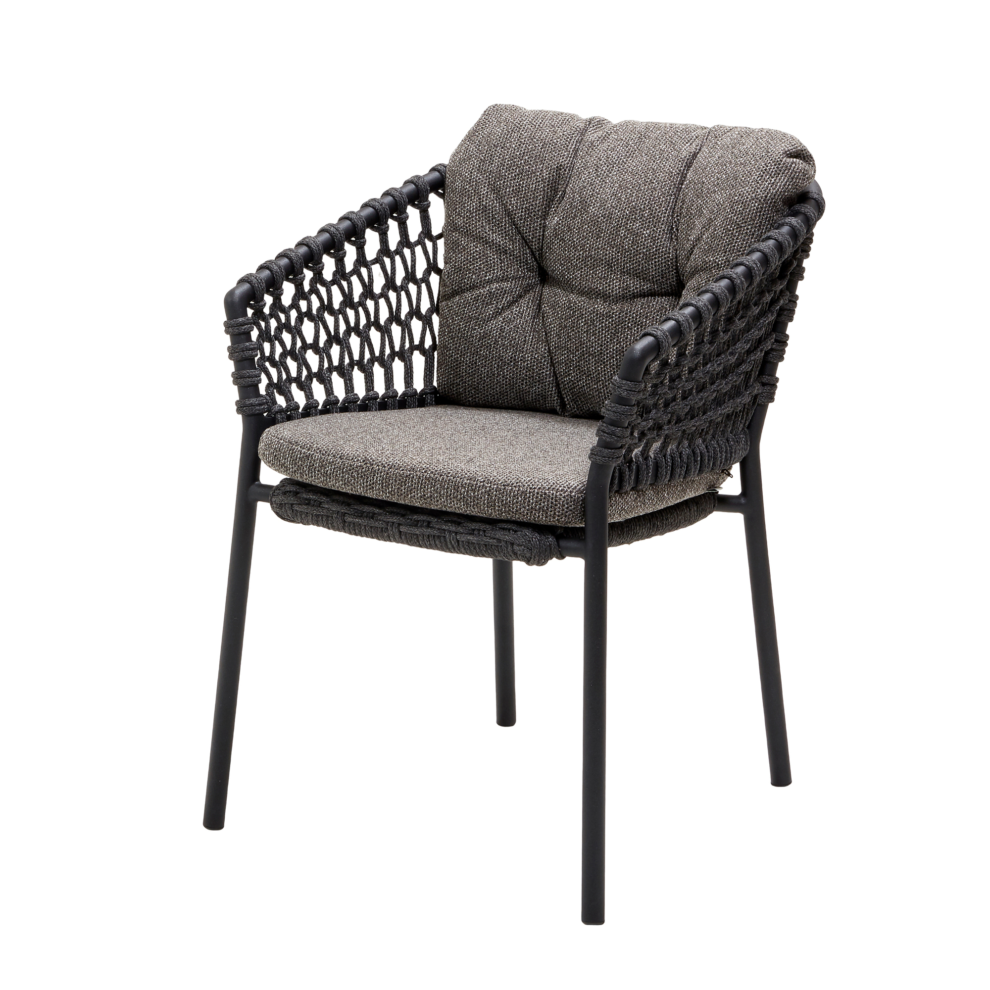 Dunkelgrauer Cane-Line Sessel mit Outdoor Kissen, geflochtenen Armlehnen und schwarzen Beinen.