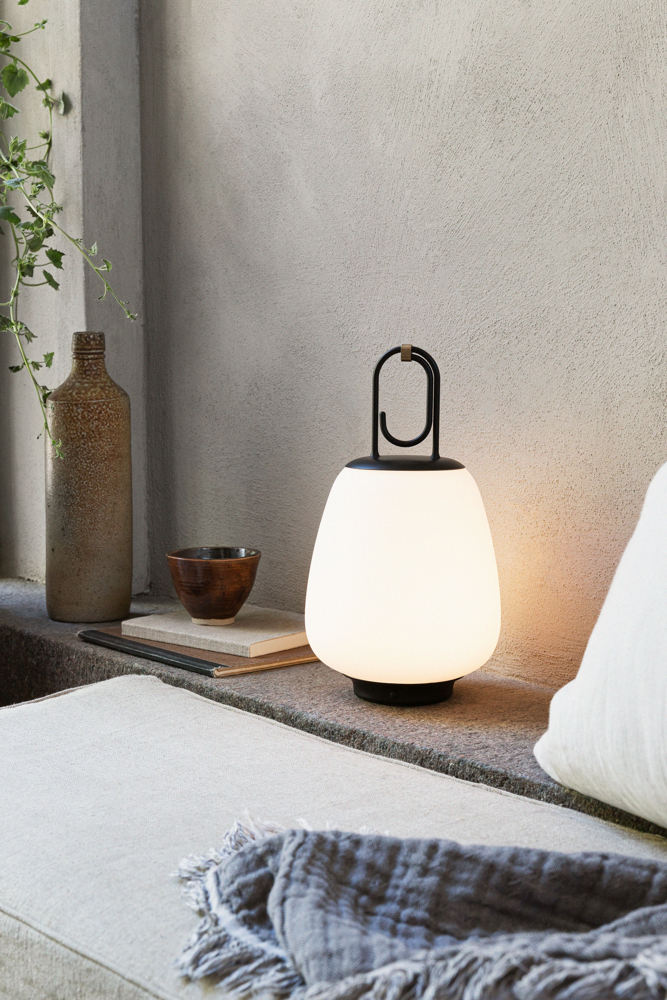 Nahaufnahme der Lucca Akkuleuchte von AndTradition, schwarz, für Innen- und Außenbereich.