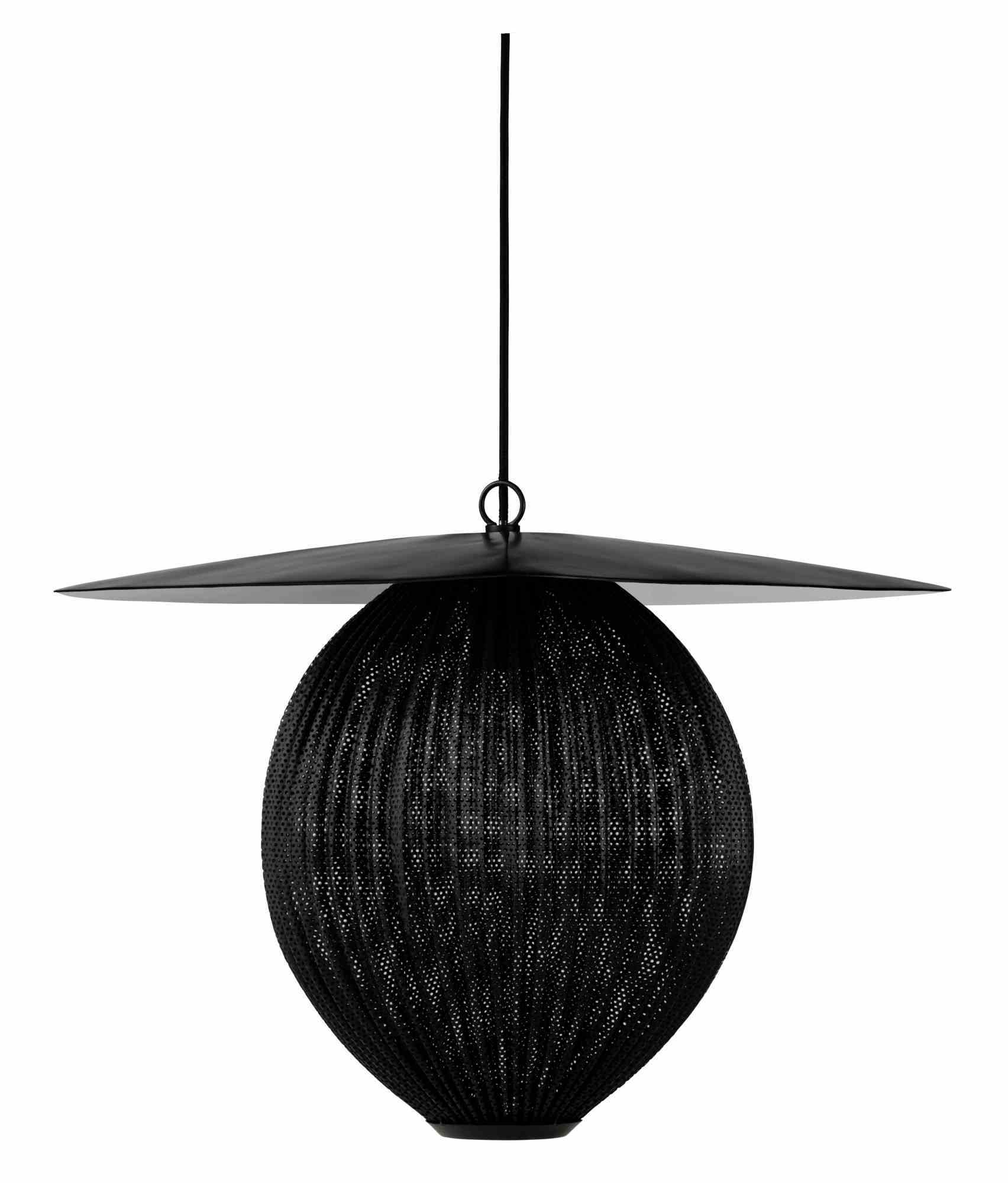 Schwarze Satellite Pendelleuchte von Gubi: Moderne Hängelampe mit rundem Lampenschirm und flachem Schirm.