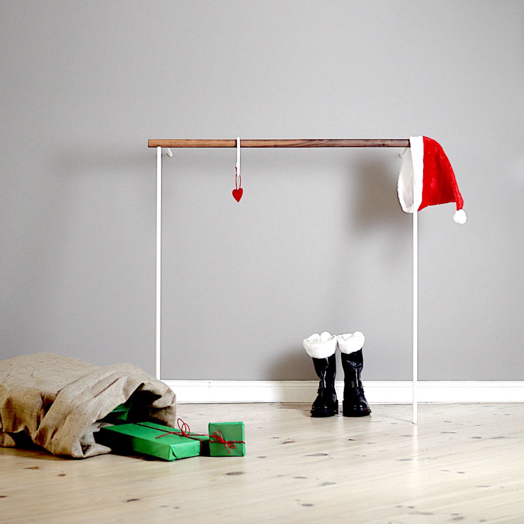 Little Leanon II Stummer Diener: Weißer Kleiderständer aus Eiche mit Weihnachtsdekoration und Geschenken.