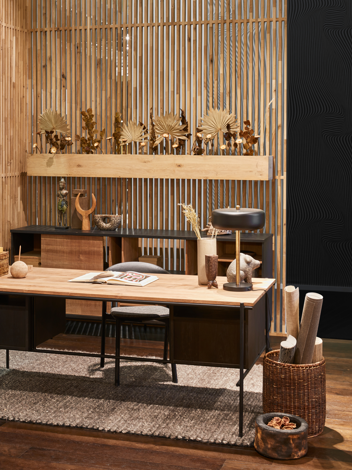 Oscar Schreibtisch mit zwei Schubladen von Ethnicraft, aus massivem Holz, im modernen Arbeitszimmer.