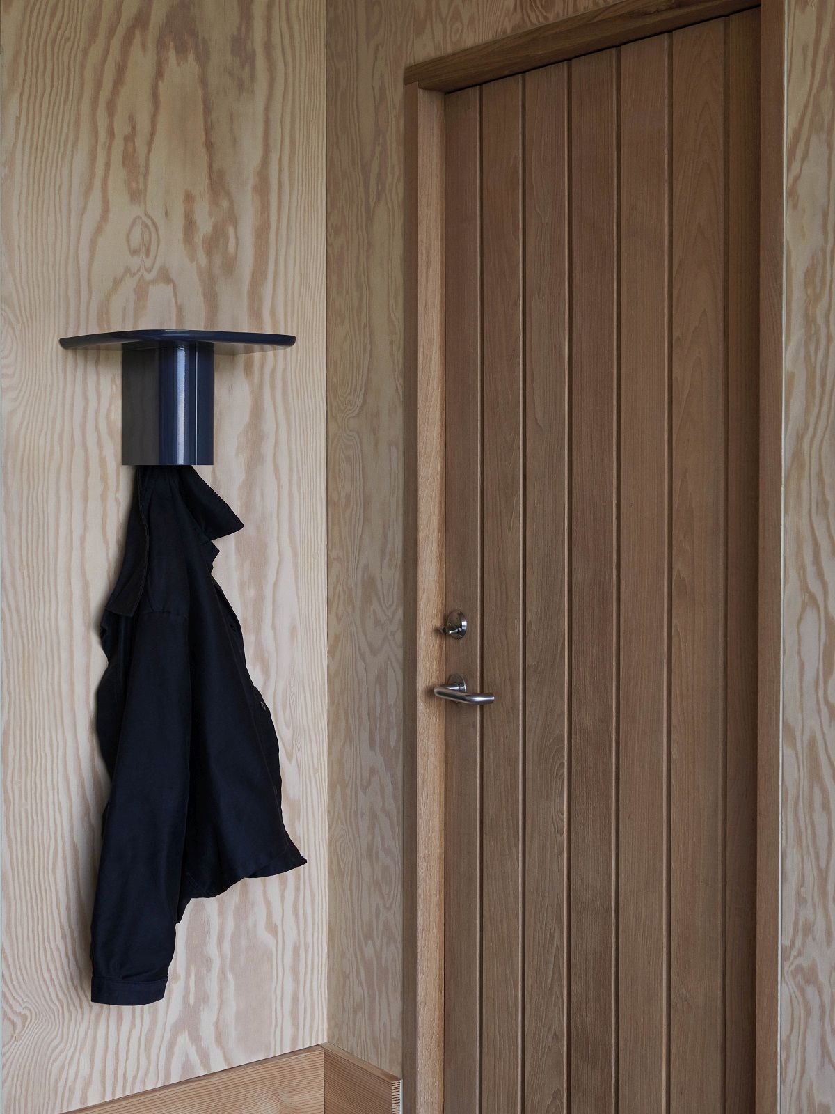 Korpus Shelf Small von Hay: Wandregal mit Haken und hängender Jacke im Flur.